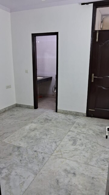 Room in 2 BHK Builder Floor at Dayanand Colony – for Rent