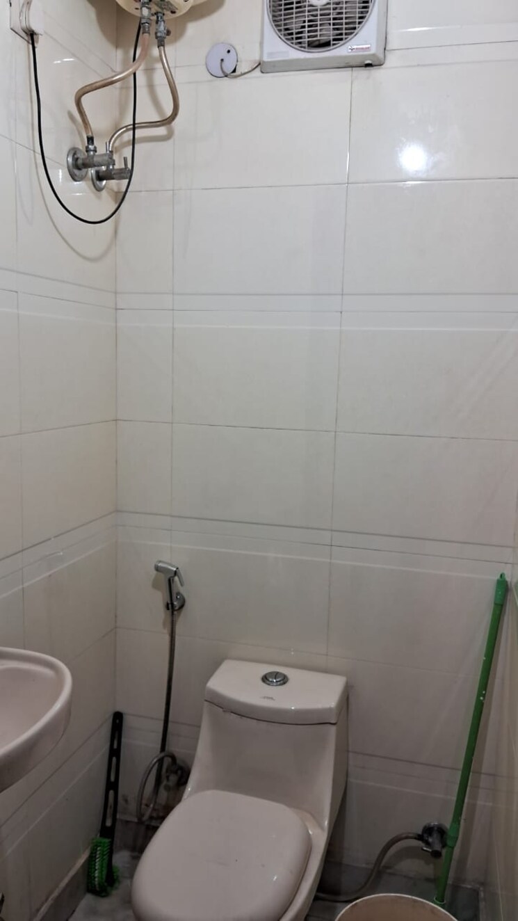 Bathroom, dayanand colony 2 Bedroom 900 Sq.Ft. Builder Floor In Dayanand Colony Delhi 8859819