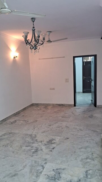 Room in 2 BHK Builder Floor at Dayanand Colony – for Rent