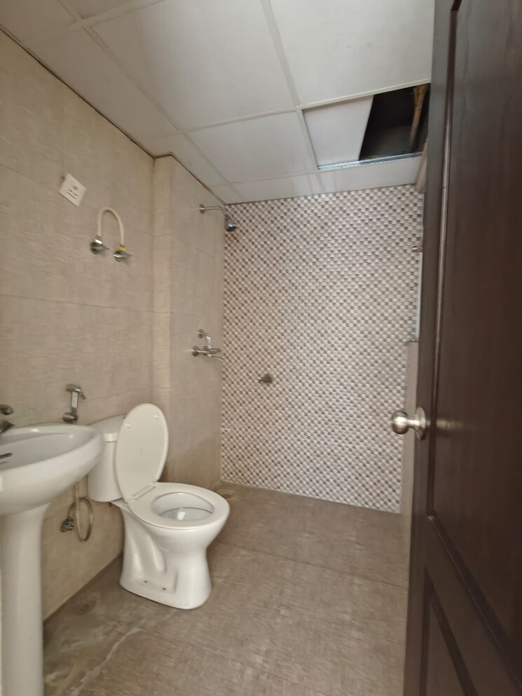 Bathroom, aditya-city-apartments 2 Bedroom 925 Sq.Ft. Apartment In Shahpur Bamheta Ghaziabad 8860034