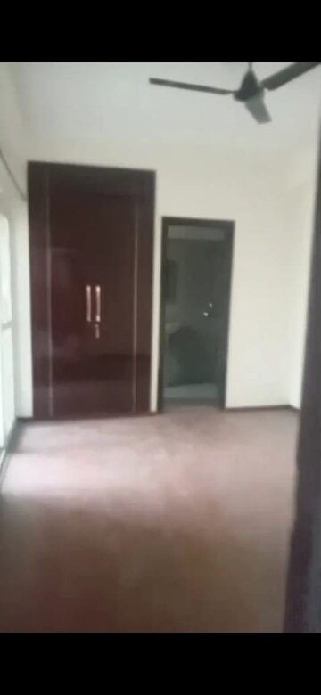 Room in 2.5 BHK Apartment at Amrapali Centurian Park, Tech Zone 4 Greater Noida – for Rent