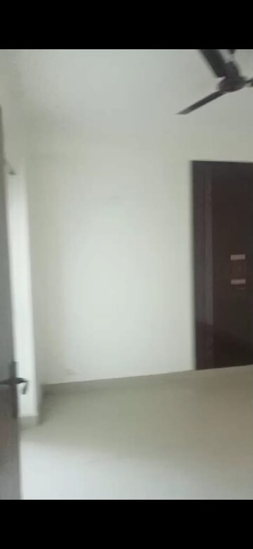 Room in 2.5 BHK Apartment at Amrapali Centurian Park, Tech Zone 4 Greater Noida – for Rent
