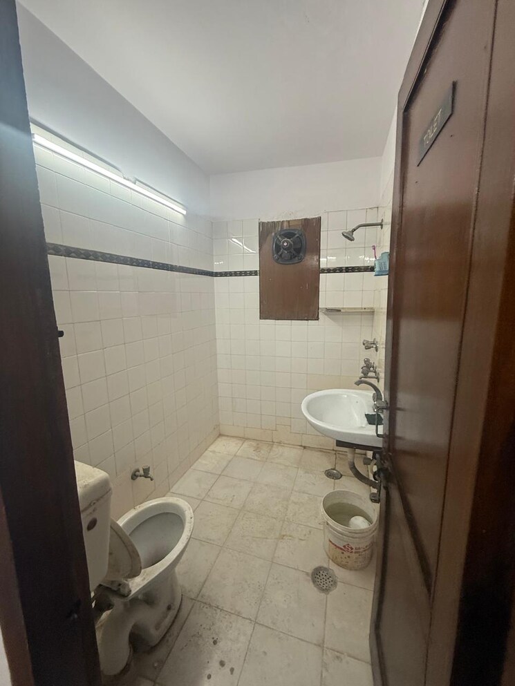 Bathroom, kalkaji 2 Bedroom 1000 Sq.Ft. Builder Floor In Kalkaji Delhi 8860136