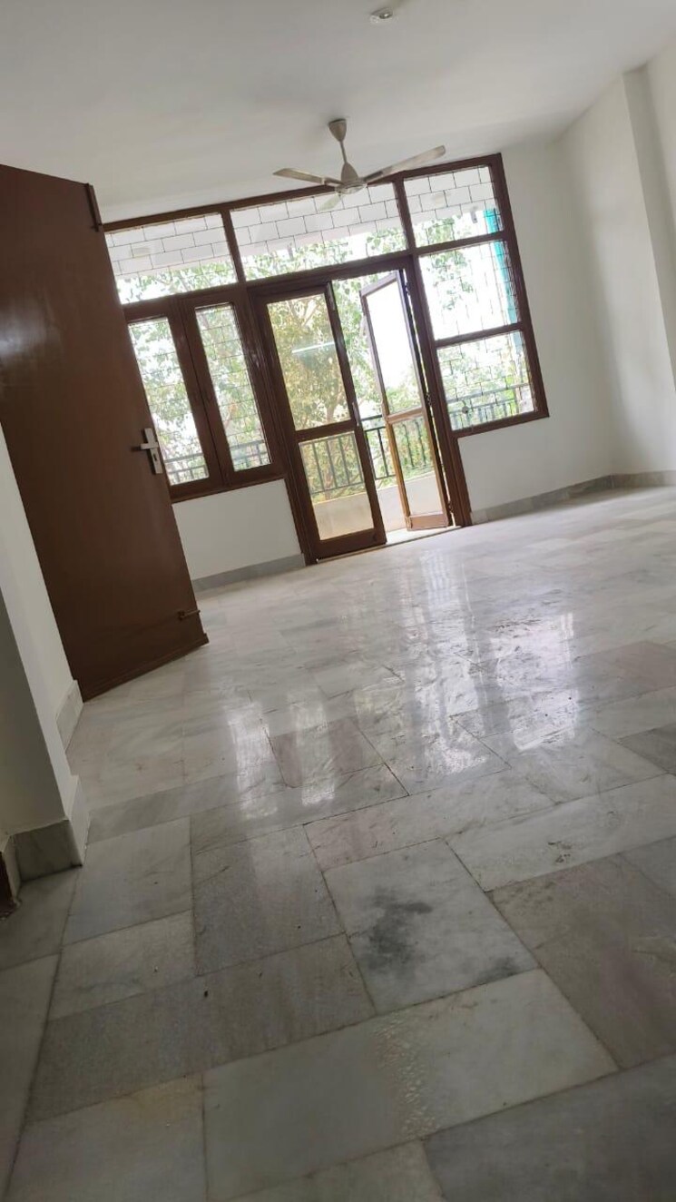 Room, chittaranjan park 2 Bedroom 1300 Sq.Ft. Builder Floor In Chittaranjan Park Delhi 8860211