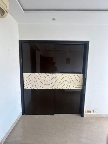 Furnished Amenities in 3 BHK Apartment at Khar West – for Rent