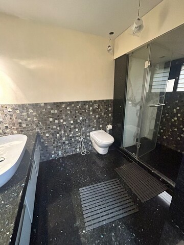 Team Area in 3 BHK Apartment at Khar West – for Rent