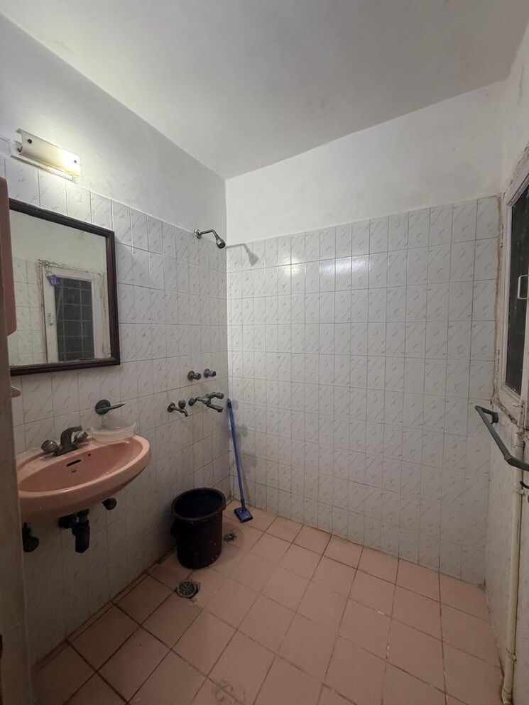 Bathroom, chittaranjan park 2 Bedroom 1400 Sq.Ft. Builder Floor In Chittaranjan Park Delhi 8860304