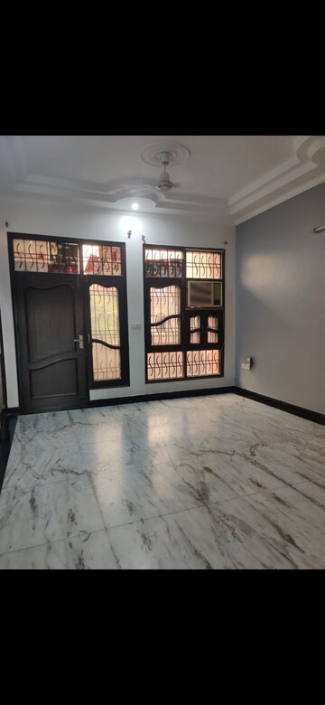 Room in 2.5 BHK Builder Floor at Sector 12 – for Rent