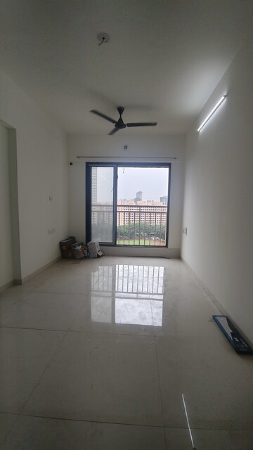 Room in 1 BHK Apartment at Oxford Navrang Crystal, Goregaon West – for Rent
