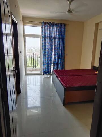 Room in 3 BHK Apartment at Gomti Nagar – for Rent
