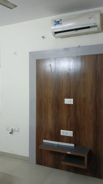 Furnished Amenities in 3 BHK Apartment at Omaxe R2, Gomti Nagar – for Rent