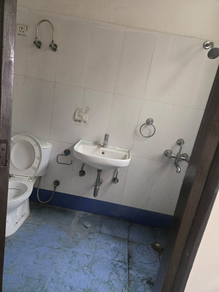 Bathroom, rise-organic-homes 2.5 Bedroom 1370 Sq.Ft. Apartment In Mahurali Ghaziabad 8860339