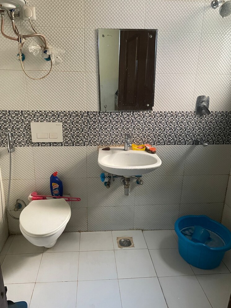 Bathroom, rise-organic-homes 2.5 Bedroom 1370 Sq.Ft. Apartment In Mahurali Ghaziabad 8860339