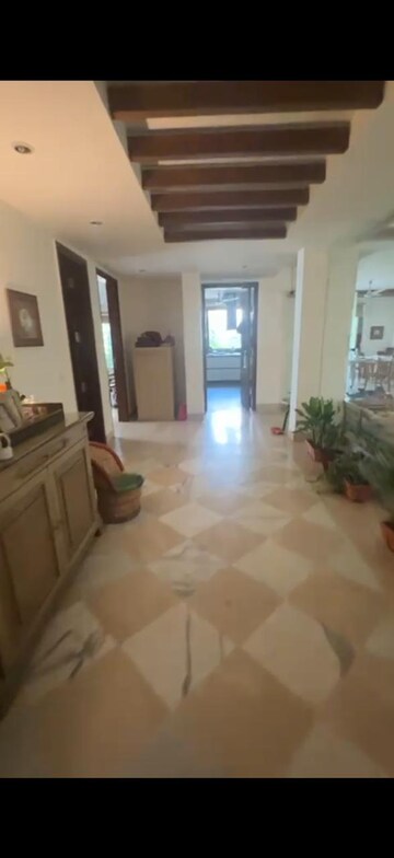 Room in 4 BHK Builder Floor at Maharani Bagh – for Rent