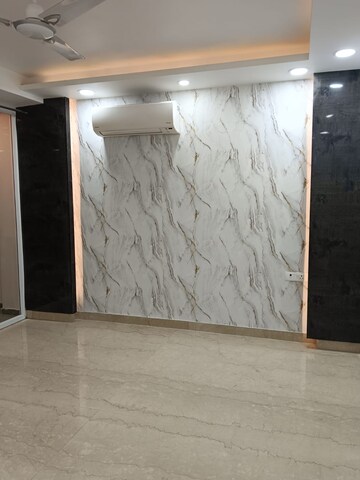Room in 3 BHK Builder Floor at DLF Building 10, Dlf Phase ii – for Rent