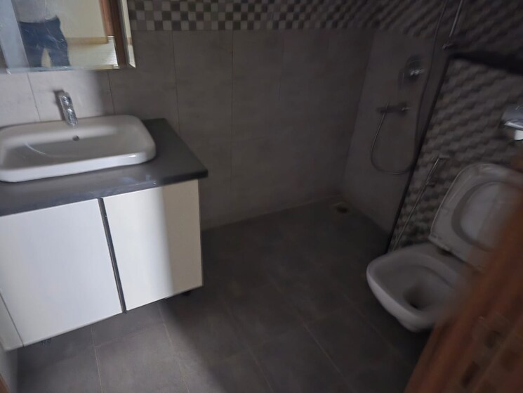 Bathroom, uchdpl-veridia-oakwood-enclave 4 Bedroom 2385 Sq.Ft. Apartment In Wave City Ghaziabad 8860429