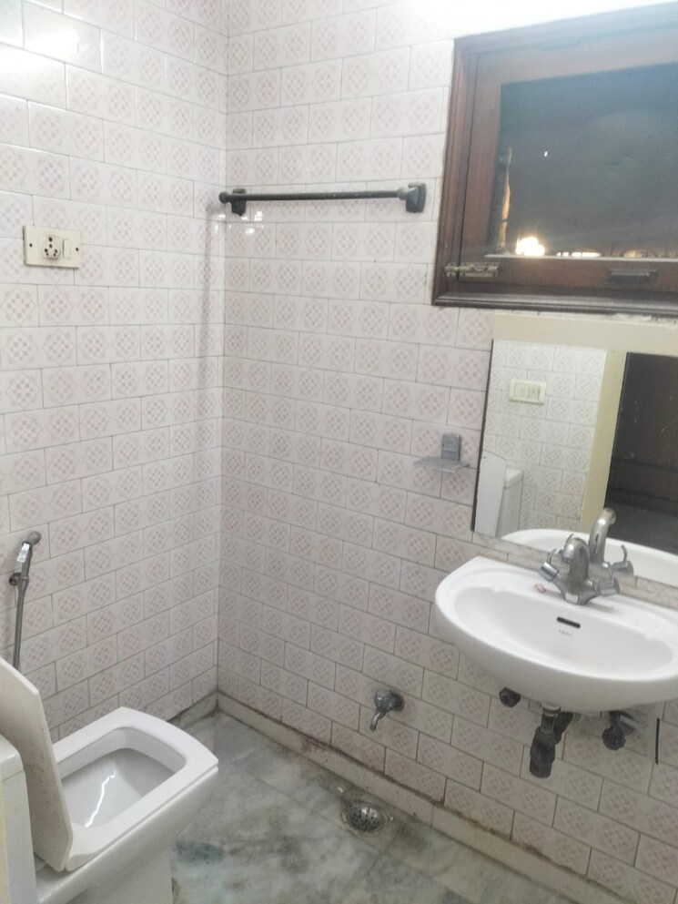 Bathroom, greater kailash i 3 Bedroom 2000 Sq.Ft. Builder Floor In Greater Kailash I Delhi 8860518