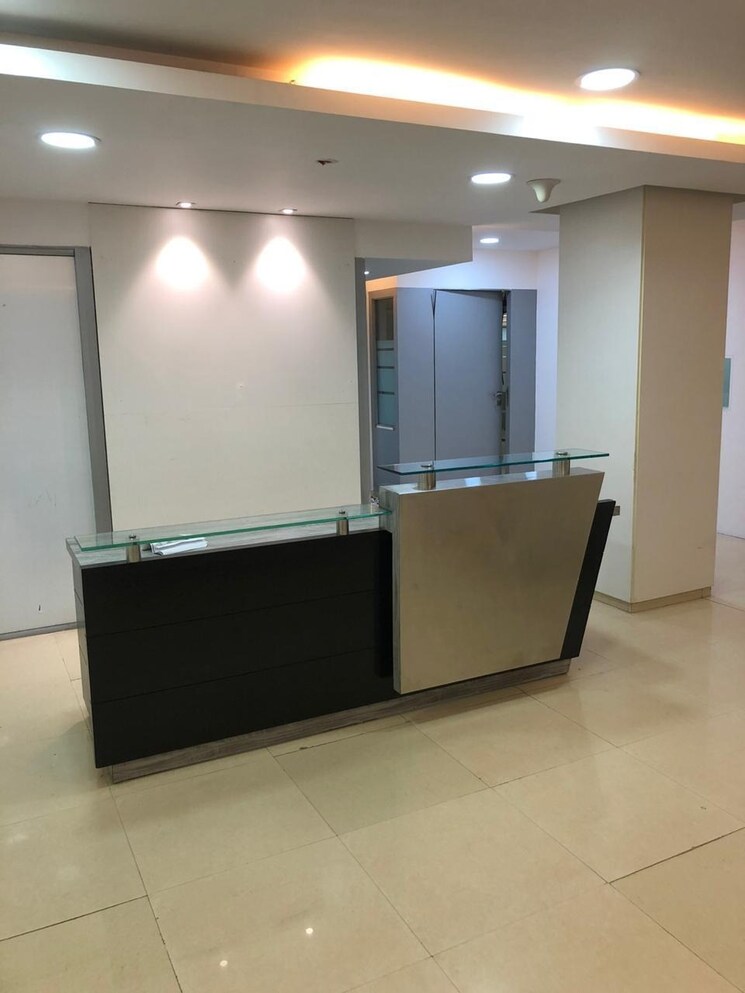 Room, lower parel Commercial Office Space 5330 Sq.Ft. In Lower Parel Mumbai 8860588