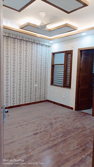 Room in 3 BHK Builder Floor at Sector 37 – for Rent