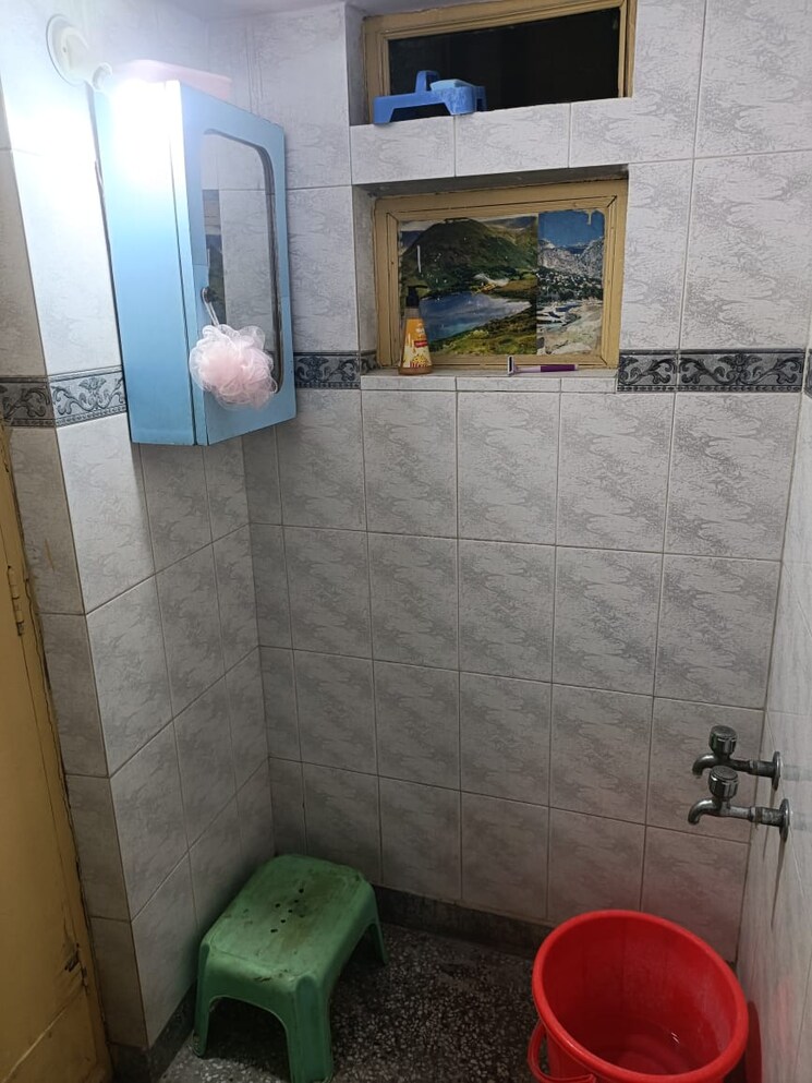 Bathroom, lajpat nagar i 2 Bedroom 900 Sq.Ft. Builder Floor In Lajpat Nagar I Delhi 8860851