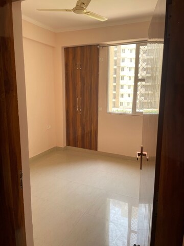 Room in 3 BHK Apartment at Amrapali Golf Homes, Sector 4 Greater Noida – for Rent