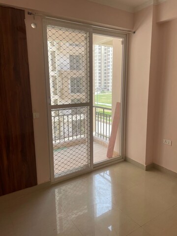 Room in 3 BHK Apartment at Amrapali Golf Homes, Sector 4 Greater Noida – for Rent