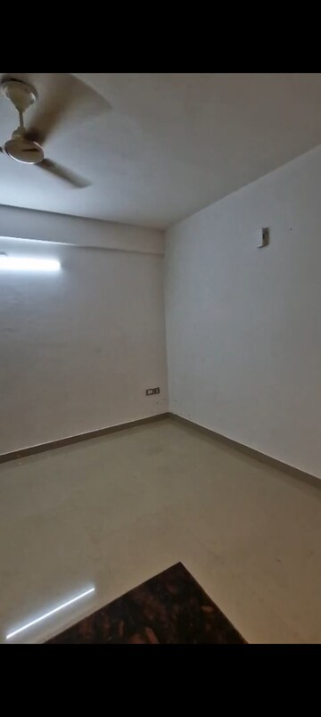 Room in 2.5 BHK Apartment at ROF Amaltas, Sector 92 – for Rent