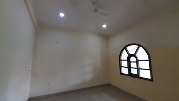 Room in 6 BHK Villa at Mohaba Bazar – for Rent
