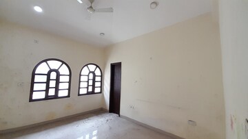 Room in 6 BHK Villa at Mohaba Bazar – for Rent