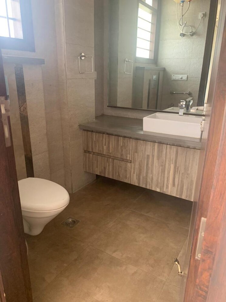 Bathroom, sector 40 6+ Bedroom 263 Sq.Yd. Independent House In Sector 40 Gurgaon 8861267
