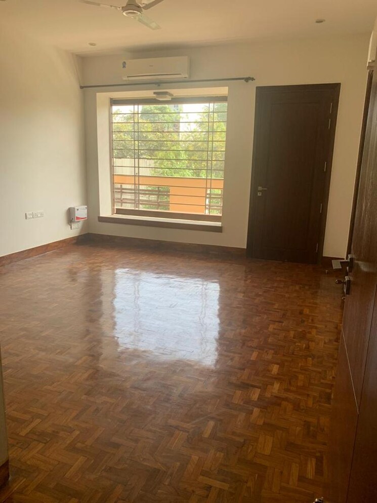 Room, sector 40 6+ Bedroom 263 Sq.Yd. Independent House In Sector 40 Gurgaon 8861267