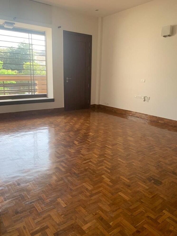 Room, sector 40 6+ Bedroom 263 Sq.Yd. Independent House In Sector 40 Gurgaon 8861267