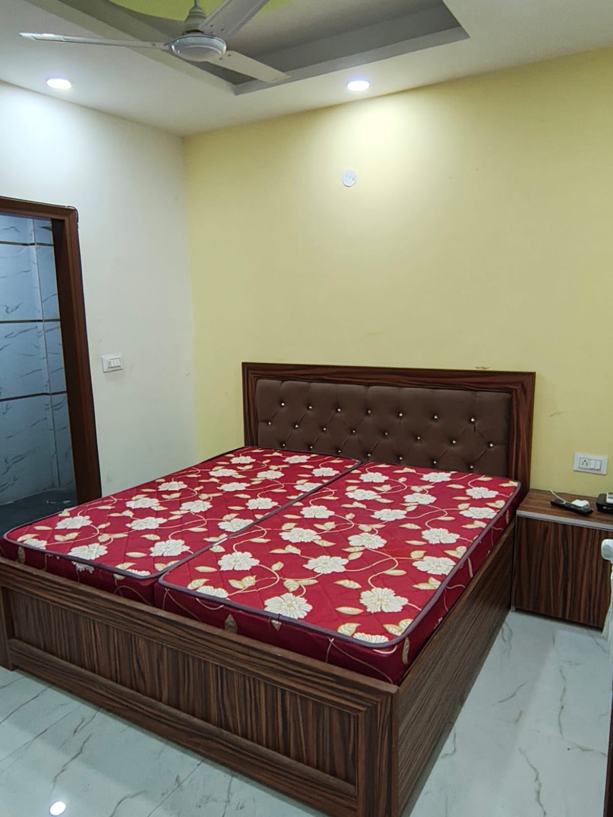 1 RkBuilder Floor For Rent in Ansal Sushant Apartments