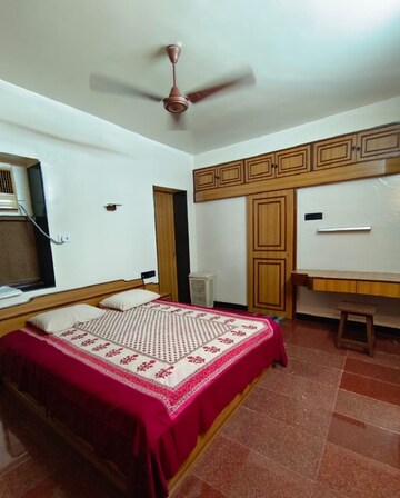Bedroom in 2 BHK Apartment at Santacruz West – for Rent