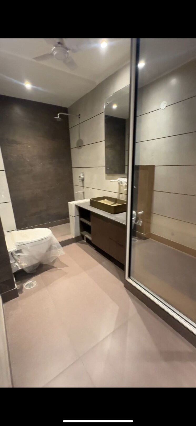 Bathroom, pamposh enclave 3 Bedroom 200 Sq.Yd. Builder Floor In Pamposh Enclave Delhi 8861490