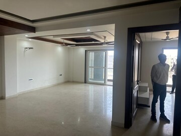 Room in 4 BHK Builder Floor at Sector 57 – for Rent
