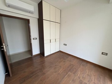 Room in 4 BHK Builder Floor at Dlf City Phase 3 – for Rent