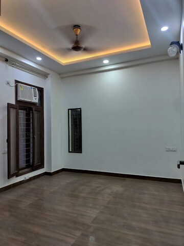 Room in 2 BHK Builder Floor at South City 1 – for Rent