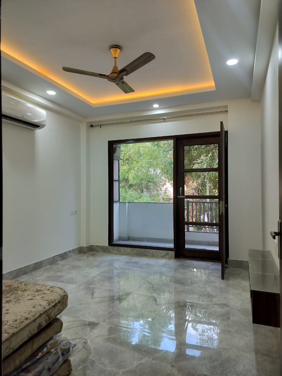 2 BHK + Servant Room Builder Floor For Rent in South City 1