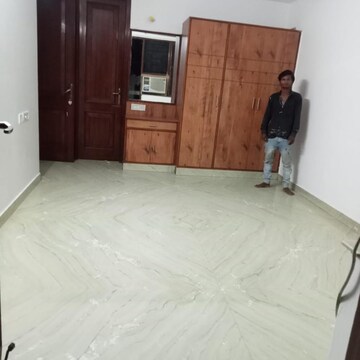 Room in 3 BHK Builder Floor at Sector 40 – for Rent