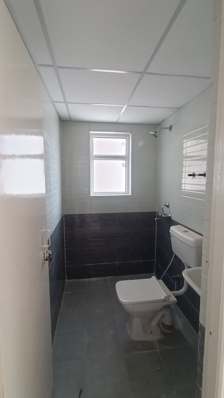 Bathroom, dlf-regency-park-i 2 Bedroom 1105 Sq.Ft. Apartment In Dlf Phase iv Gurgaon 8862230