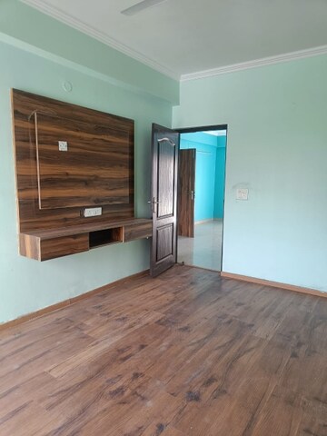 Room in 2 BHK Apartment at Amrapali Golf Homes, Sector 4 Greater Noida – for Rent