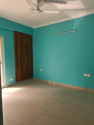 Room in 2 BHK Apartment at Amrapali Golf Homes, Sector 4 Greater Noida – for Rent
