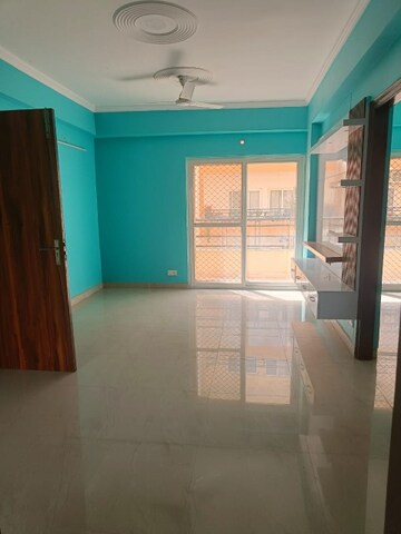 Room in 2 BHK Apartment at Amrapali Golf Homes, Sector 4 Greater Noida – for Rent