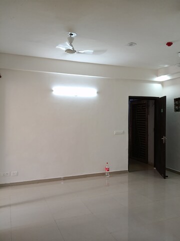 Room in 2.5 BHK Apartment at Sector 16c Greater Noida – for Rent