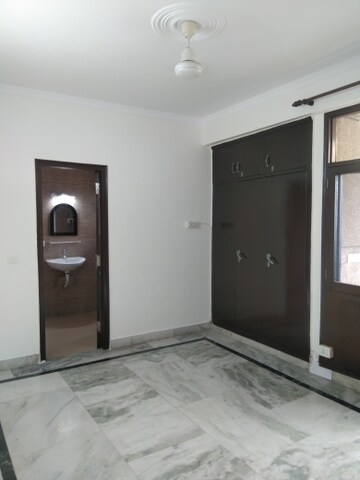 Room in 4 BHK Apartment at Sector 19b Dwarka – for Rent