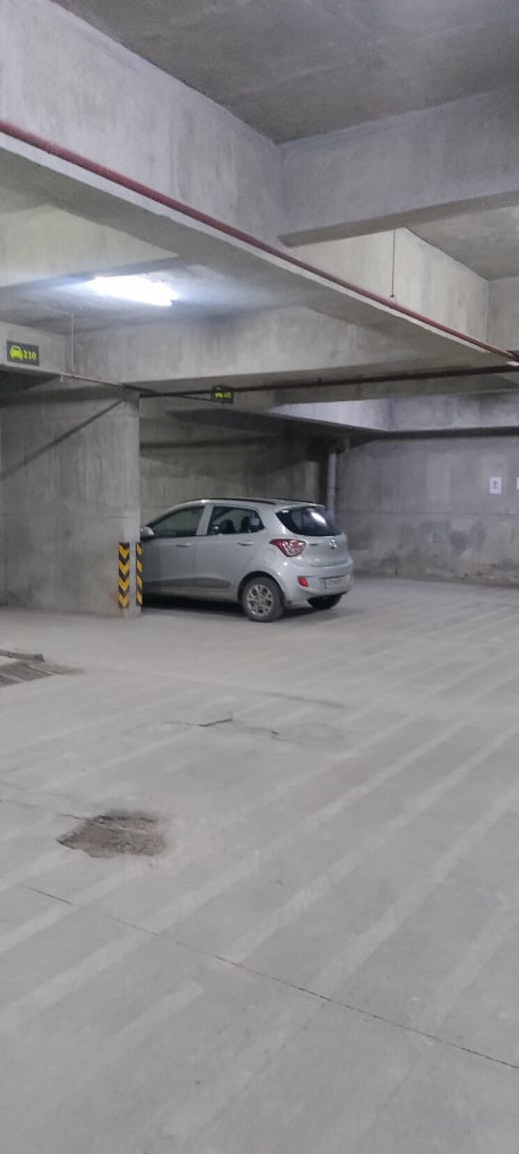  Parking, scarlet-gateway Commercial Office Space 1200 Sq.Ft. In Prahlad Nagar Ahmedabad 8862270