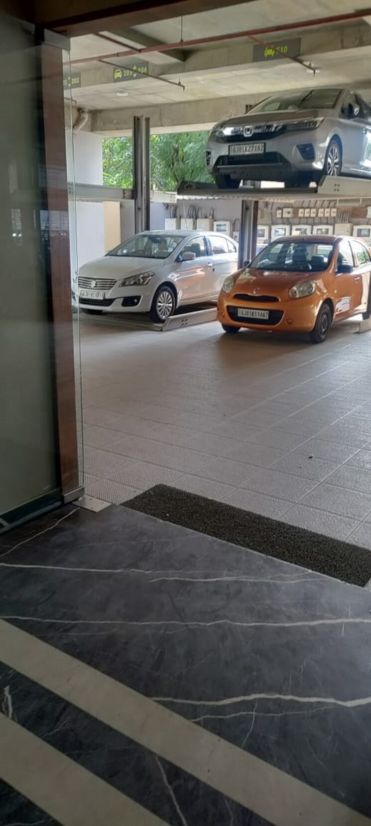  Parking, scarlet-gateway Commercial Office Space 1200 Sq.Ft. In Prahlad Nagar Ahmedabad 8862270