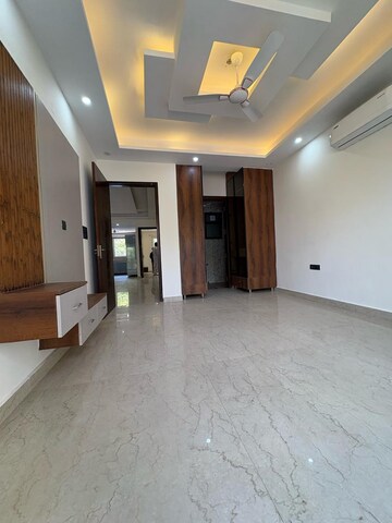 Building Lobby in 3 BHK Builder Floor at Sector 57 – for Rent