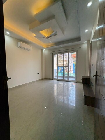 Room in 3 BHK Builder Floor at Sector 57 – for Rent